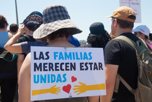 6/30/2018. New York City - March: “Families Belong Together.” Woman with a sign that reads: "Las familias merecen estar unidas." People crossing the Brooklyn Bridge in support of refugee families. People’s protectors are marching from Foley Square in Manhattan to Cadman Plaza in Brooklyn. Credit: Photo by Javier Soriano/LoveIsAmor.com
