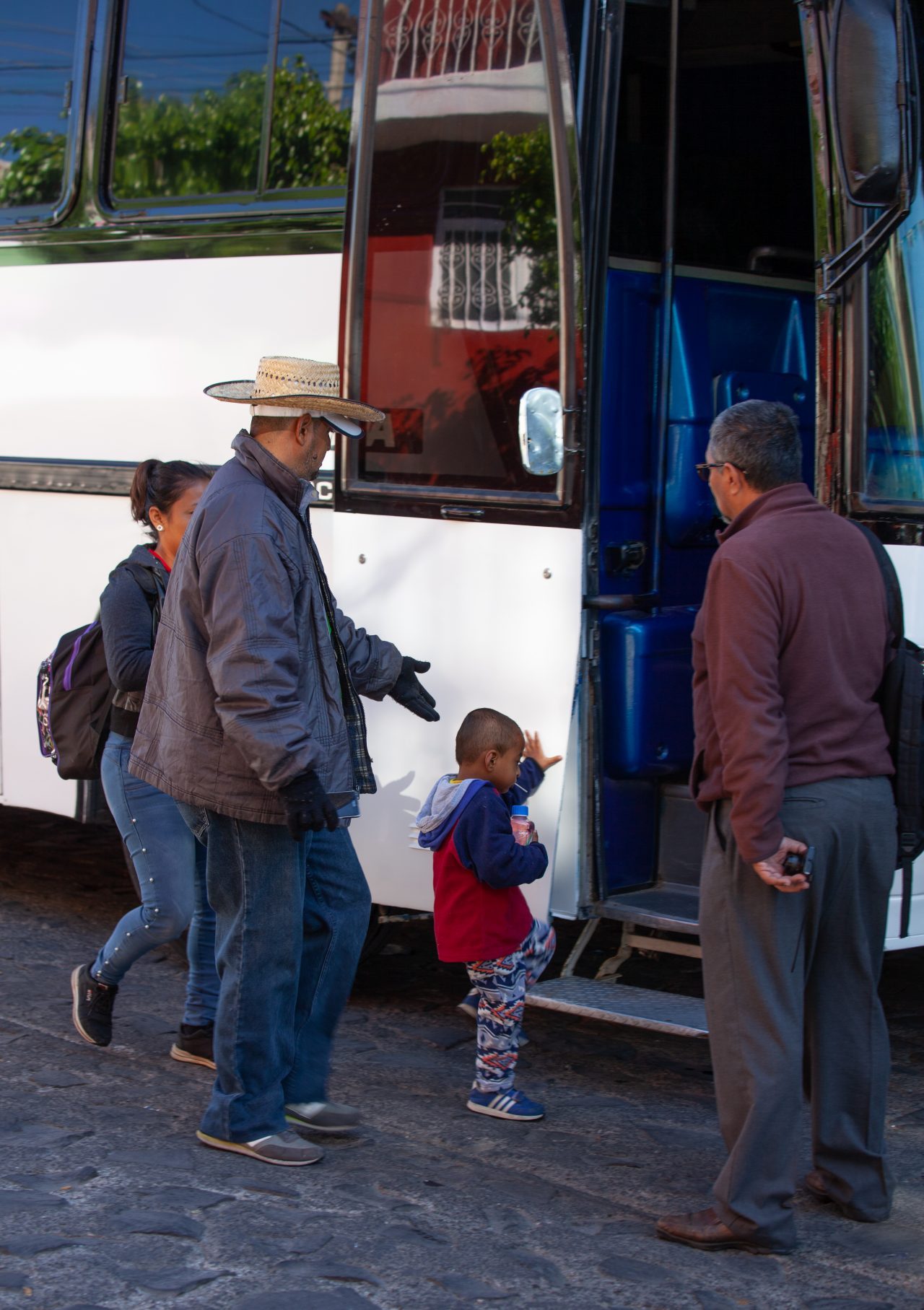 Tlaquepaque, Guadalajara. Jalisco, Mexico. Monday, November 19th, 2018. A refugee child and his mother boarding a bus to Sinaloa. Hundreds of refugees fleeing violence and extreme poverty in Central America have been staying at "El Refugio. Casa del Migrante" for one or two days. These refugees are part of the second caravan. Credit: Photo by LoveIsAmor.com