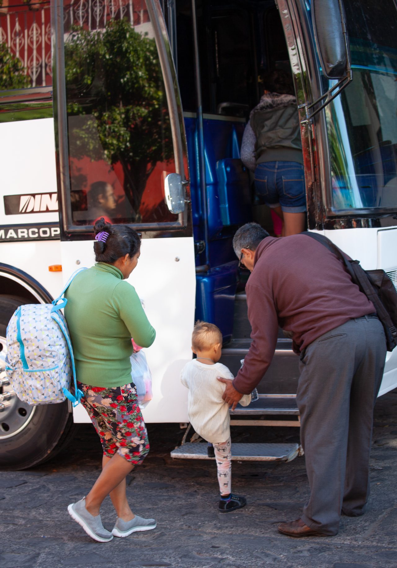 Tlaquepaque, Guadalajara. Jalisco, Mexico. Monday, November 19th, 2018. A refugee child and his mother boarding a bus to Sinaloa. Hundreds of refugees fleeing violence and extreme poverty in Central America have been staying at "El Refugio. Casa del Migrante" for one or two days. These refugees are part of the second caravan. Credit: Photo by LoveIsAmor.com