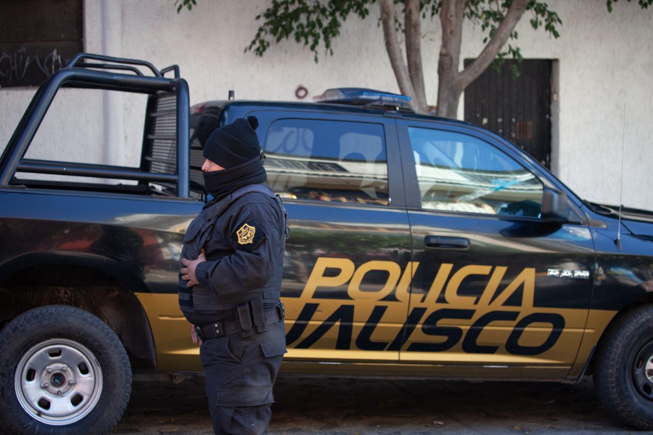 Tlaquepaque, Guadalajara. Jalisco, Mexico. Monday, November 19th, 2018. Police officer watching immigrants boarding buses that will transport them to Sinaloa. Hundreds of refugees fleeing violence and extreme poverty in Central America have been staying at "El Refugio. Casa del Migrante" for one or two days. These refugees are part of the second caravan. They want to travel to Tijuana, Baja California and apply for asylum in the United States of America. Credit: Photo by LoveIsAmor.com