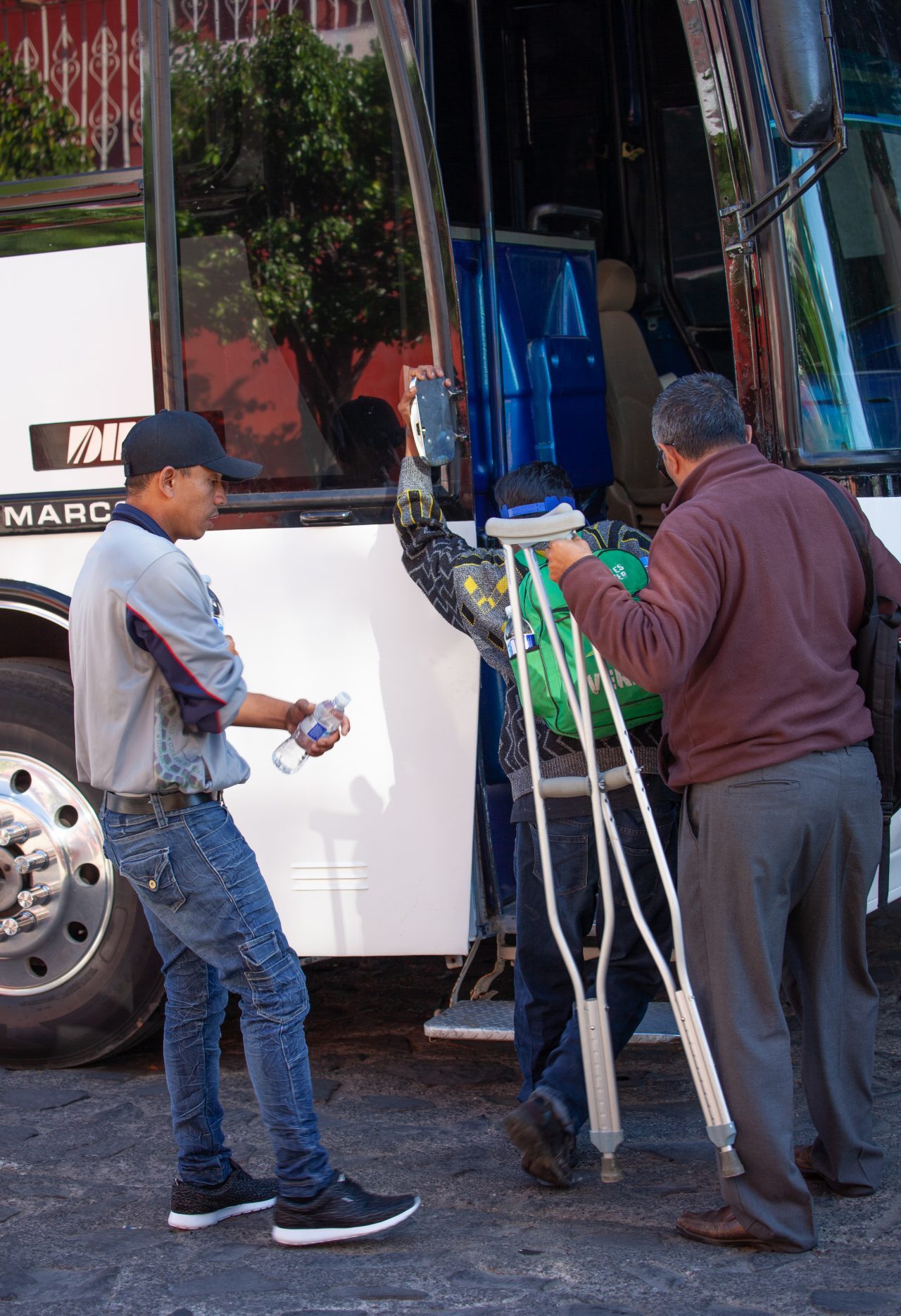 Tlaquepaque, Guadalajara. Jalisco, Mexico. Monday, November 19th, 2018. Immigrant with crutches boarding a bus to Sinaloa. Refugees fleeing violence and extreme poverty in Central America have been staying at "El Refugio. Casa del Migrante" in Tlaquepaque. Refugees want to apply for asylum in the United States of America. Credit: Photo by LoveIsAmor.com