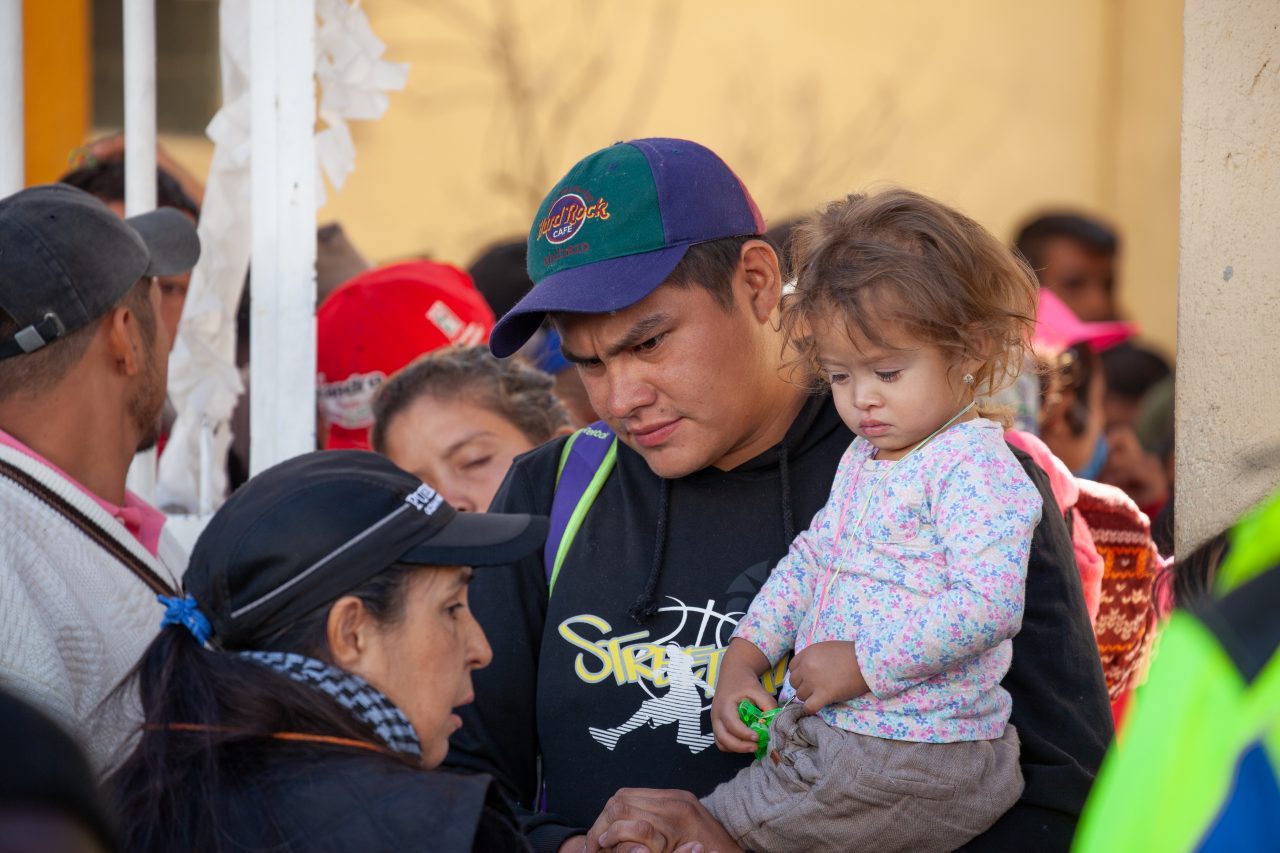 Tlaquepaque, Guadalajara. Jalisco, Mexico. Monday, November 19th, 2018. A refugee father and his child waiting his turn to board a bus to Sinaloa. Hundreds of refugees fleeing violence and extreme poverty in Central America have been staying at "El Refugio. Casa del Migrante" for one or two days. These refugees are part of the second caravan. They want to apply for asylum in the United States of America. Credit: Photo by LoveIsAmor.com