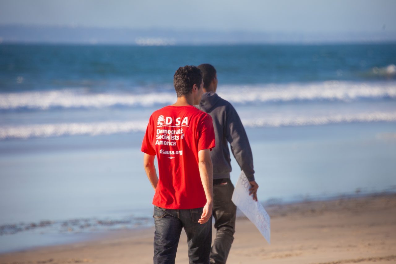 Tijuana, Baja California. Mexico. Sunday, November 25th, 2018 - Members of the Democratic Socialists Of America (DSA) gave water to immigrants from Centro America at the Mexico - US border. US border agents ordered them to move away from the fence. Credit: Photo by LoveIsAmor.com