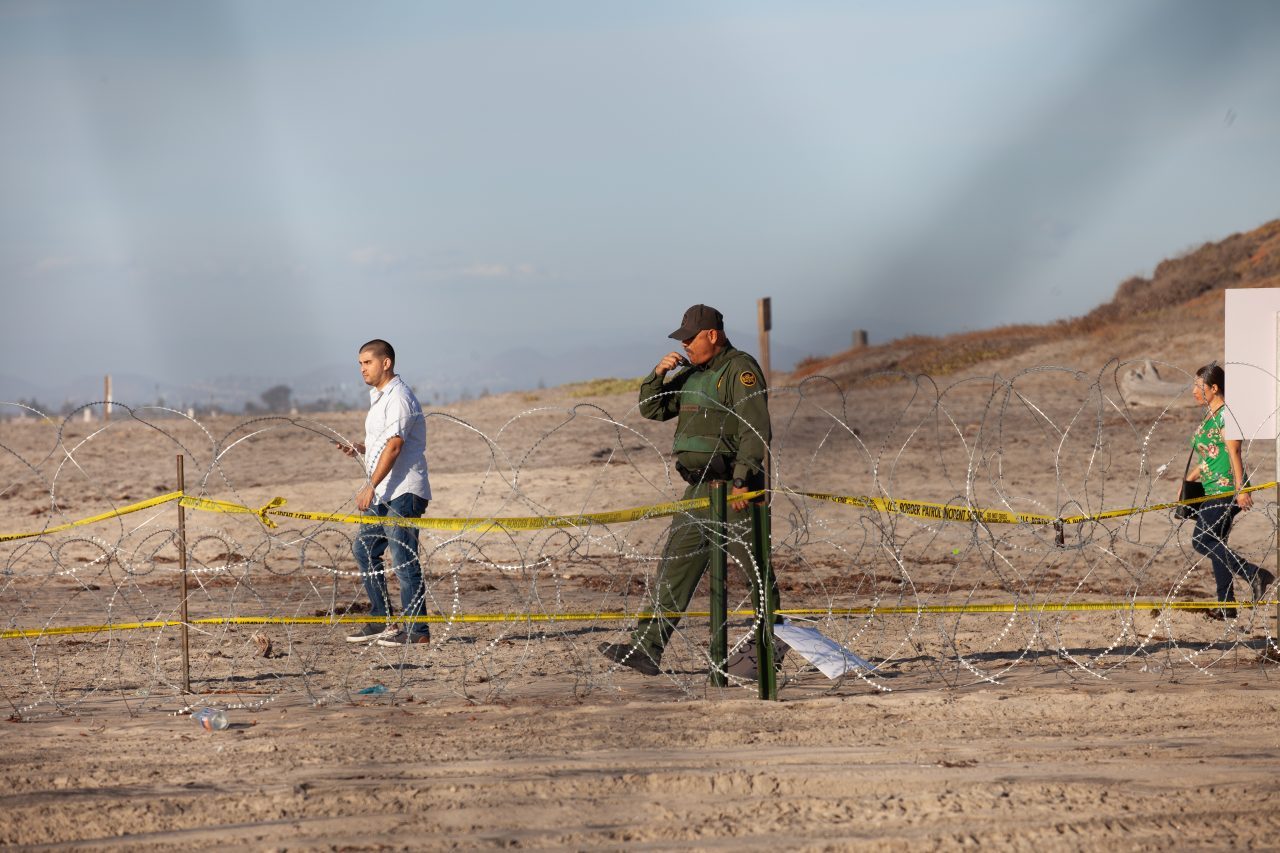 Tijuana, Baja California. Mexico. Sunday, November 25th, 2018 - Members of the Democratic Socialists Of America (DSA) gave water to immigrants from Centro America at the Mexico - US border. US border agents ordered them to move away from the fence. Credit: Photo by LoveIsAmor.com