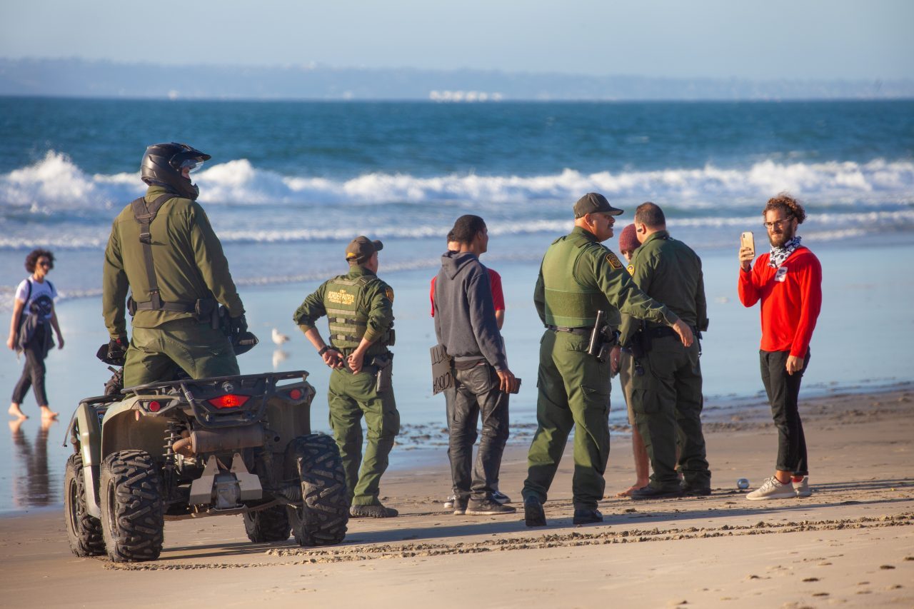 Tijuana, Baja California. Mexico. Sunday, November 25th, 2018 - Members of the Democratic Socialists Of America (DSA) gave water to immigrants from Centro America at the Mexico - US border. US border agents ordered them to move away from the fence. Credit: Photo by LoveIsAmor.com