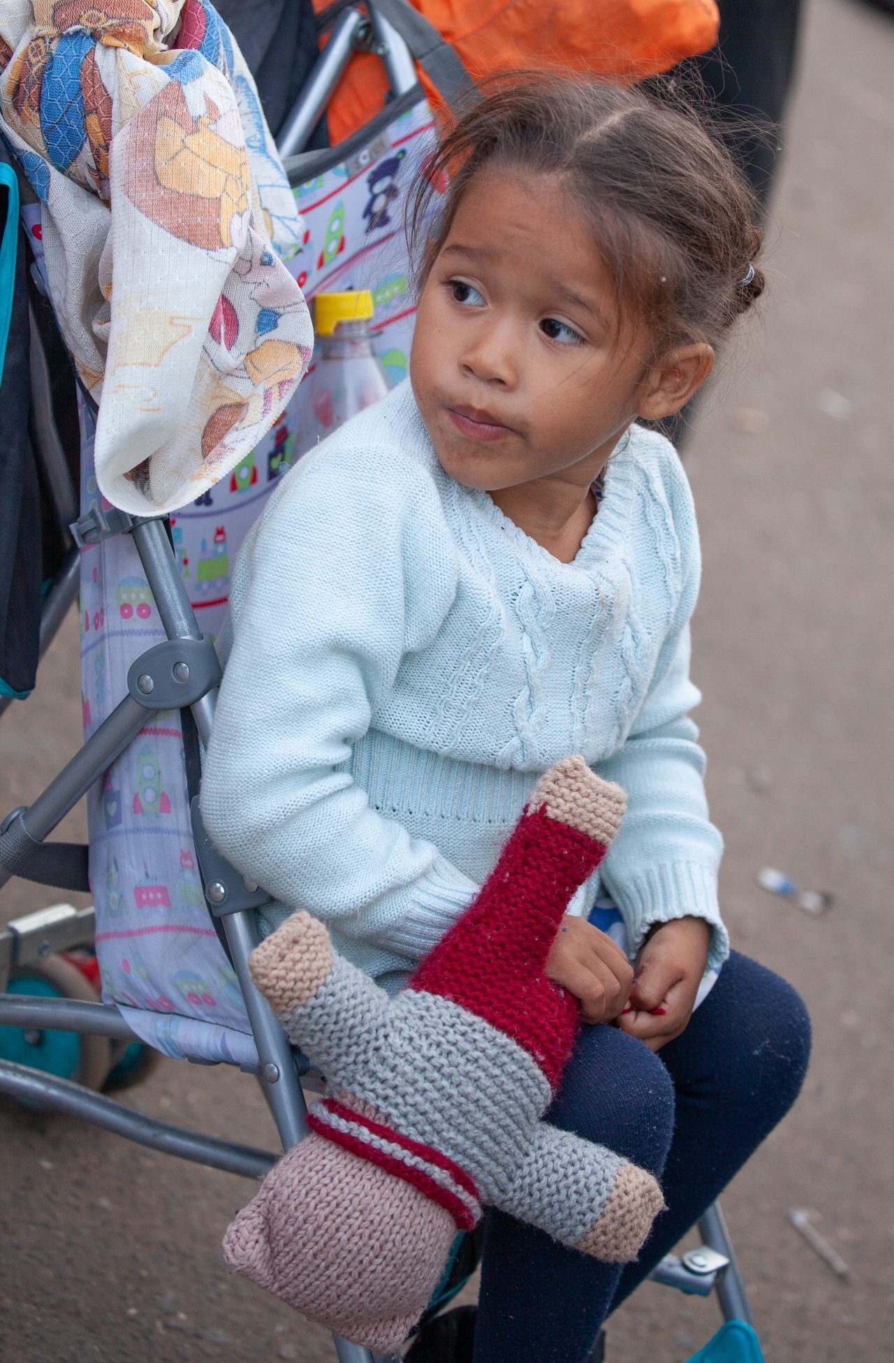 Tijuana, Baja California. Mexico. Tuesday, November 27th, 2018. A refugee girl and her parents arriving from Mexicali, Baja California. Mexico. They are going to stay at Unidad Deportiva Benito Juárez (an improvised shelter for the caravans of immigrants). Refugees are fleeing violence in their countries in Central America. They want to apply for asylum in the United States of America. Credit: Photo by LoveIsAmor.com